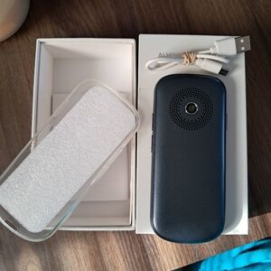 Alvoxcon Black Portable Speaker. AI Voice Translator